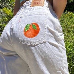 Vintage hand painted white Levi’s🍊❤️
